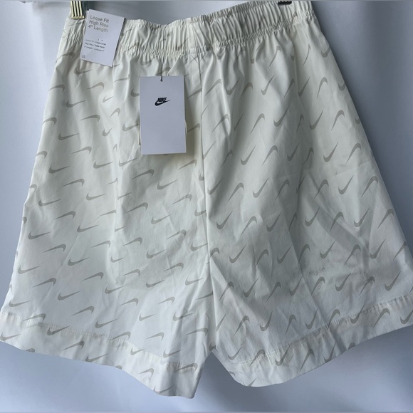 Nike Women’s Loose Fit 4” High-Waisted Woven Shorts Size: XS Color:Sail/Sail NWT - Picture 3 of 11